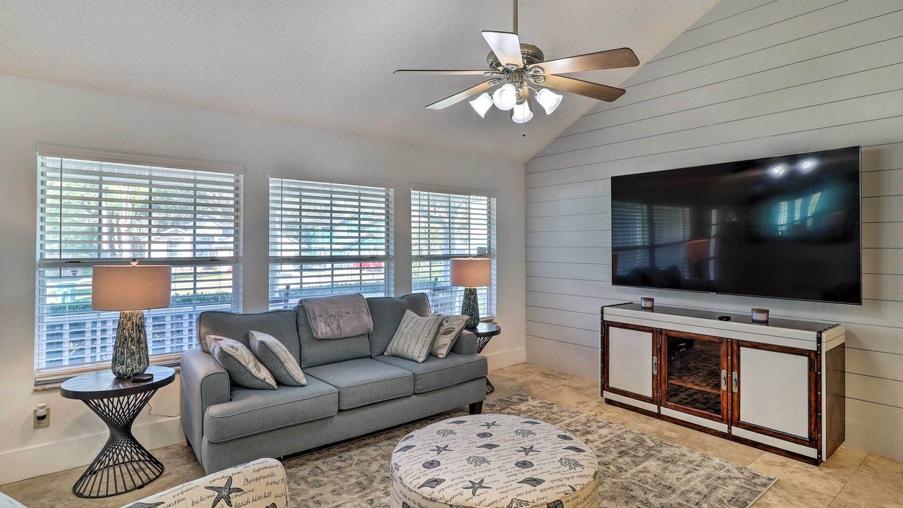 Photo of Livingroom in Golden Glades - The Woods