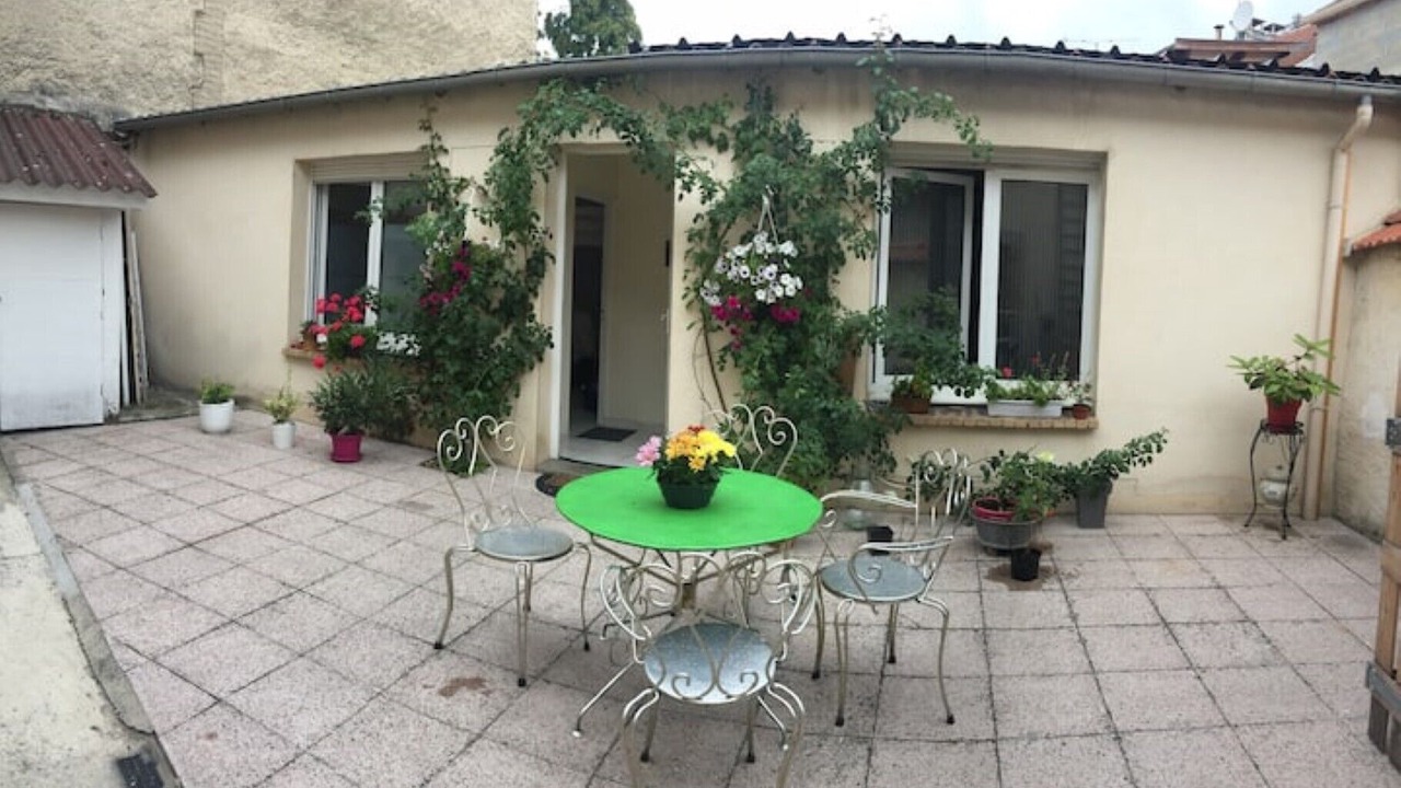 Photo of Outdoor in Courlancy