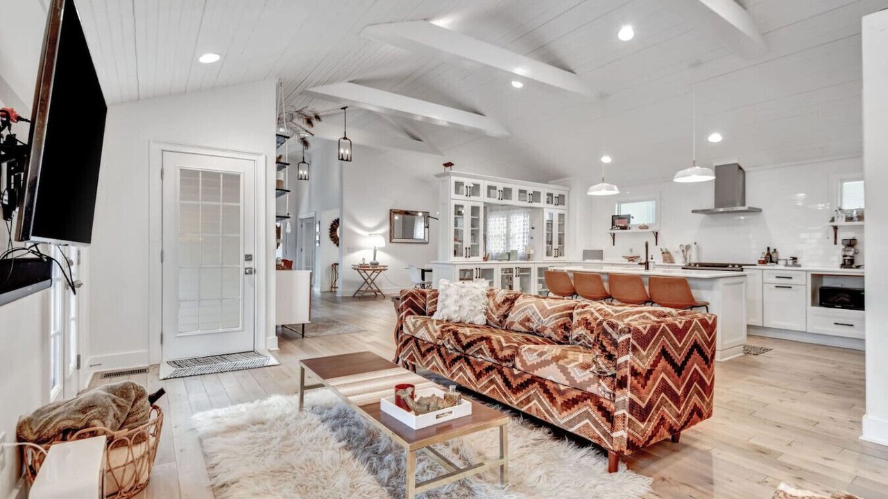 Photo of Livingroom in Lockeland Springs