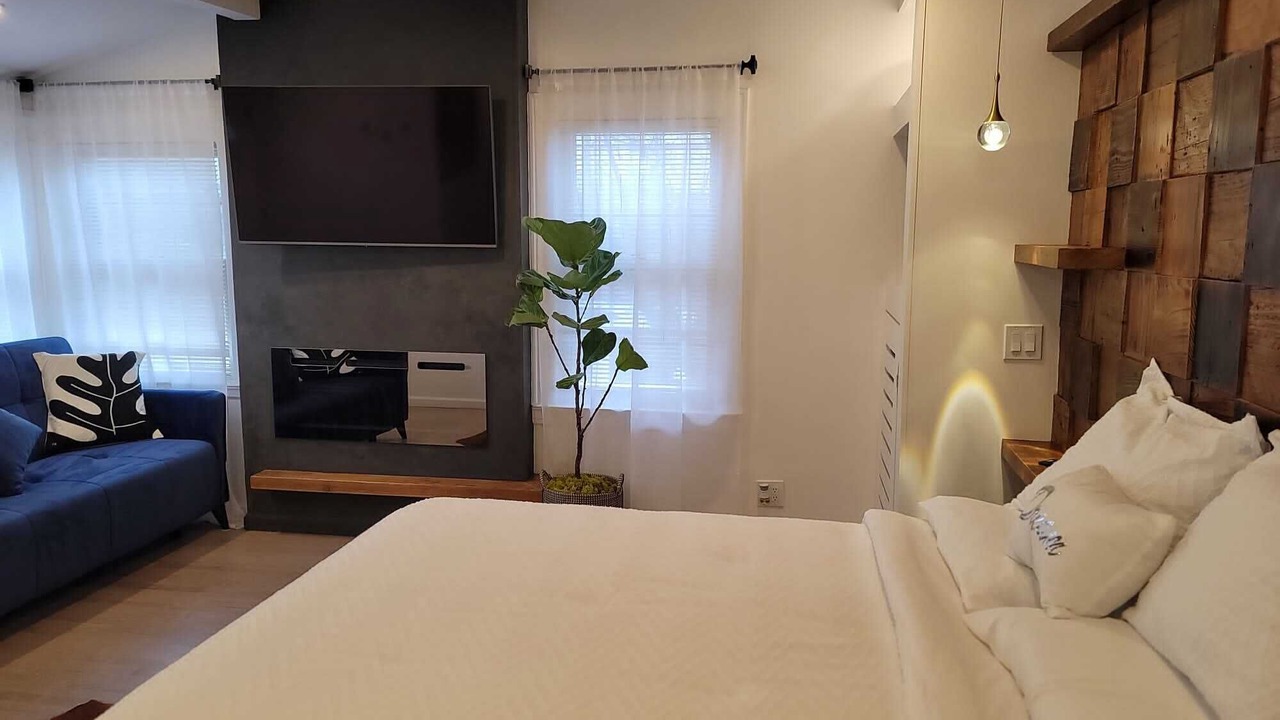 Photo of Bedroom in Alden Manor