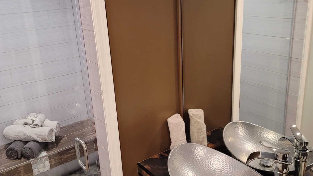 Photo of Bathroom in Alden Manor