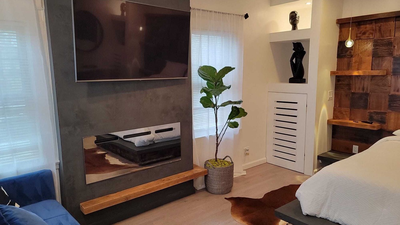 Photo of Bedroom in Alden Manor