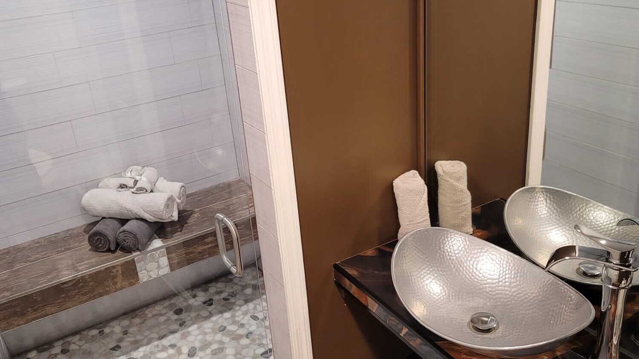 Photo of Bathroom in Alden Manor