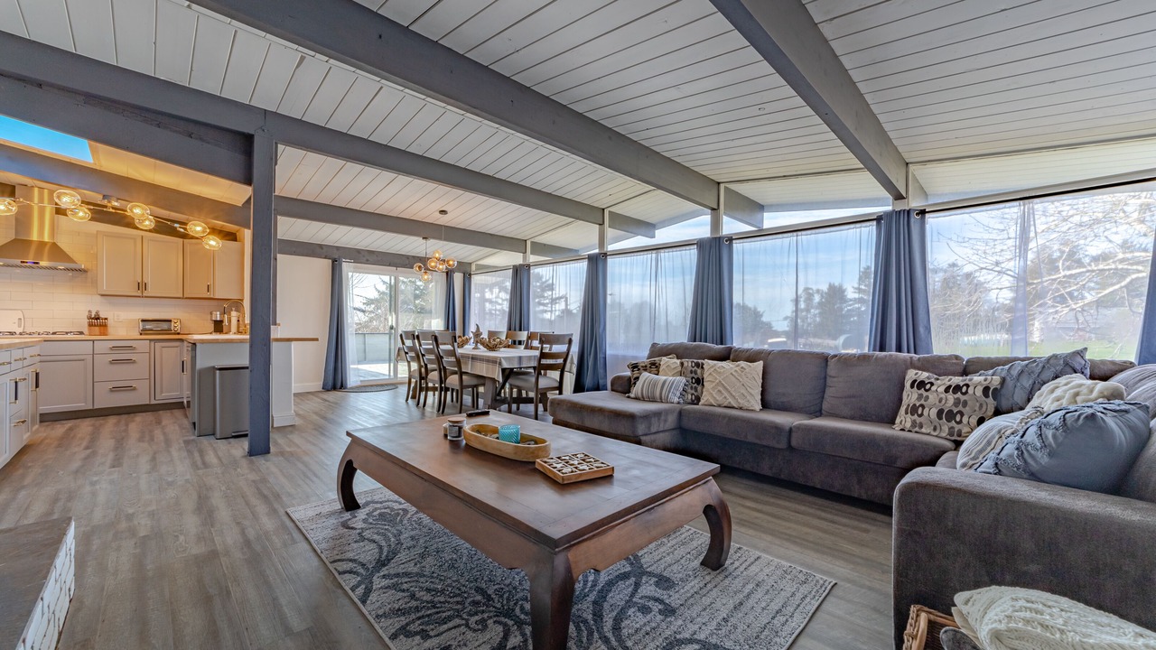 Photo of Livingroom in Eureka