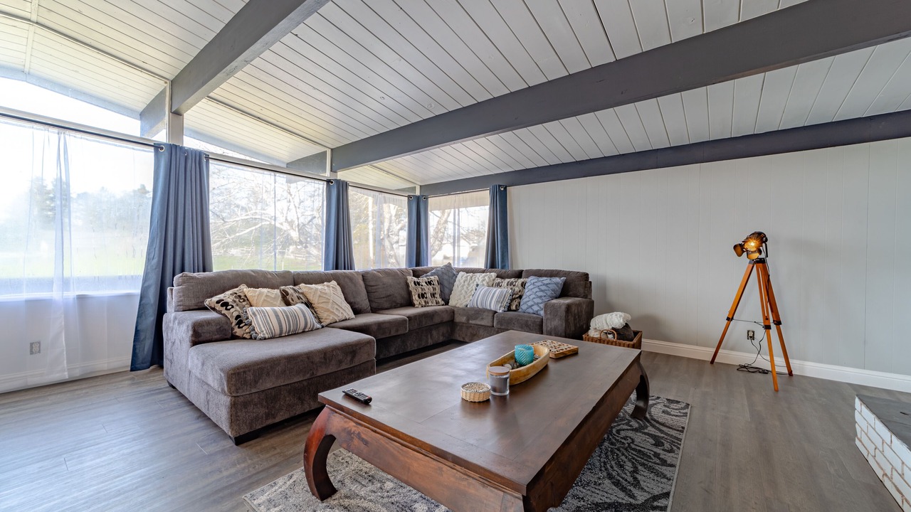 Photo of Livingroom in Eureka