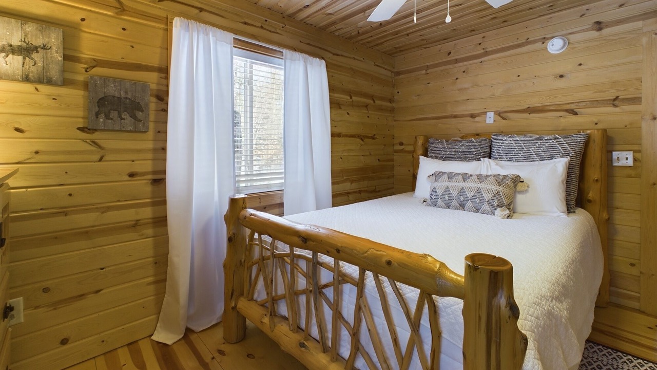 Photo of Bedroom in Munising