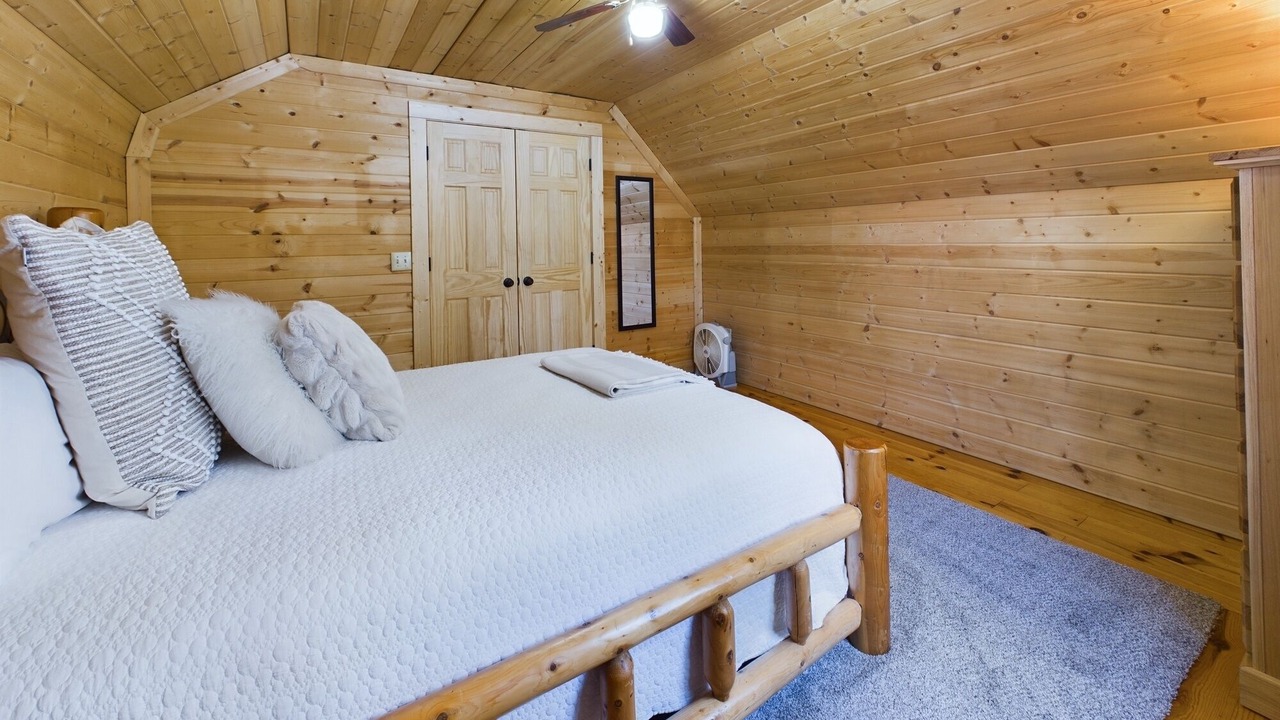 Photo of Bedroom in Munising