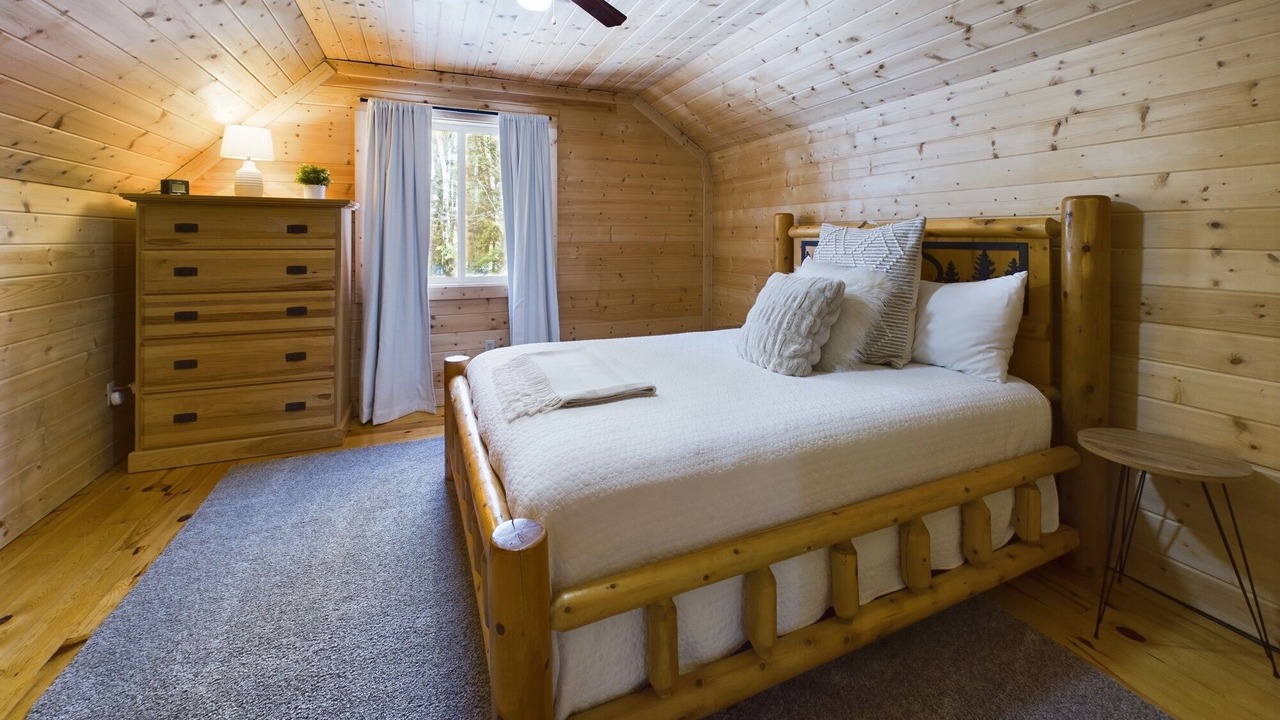 Photo of Bedroom in Munising
