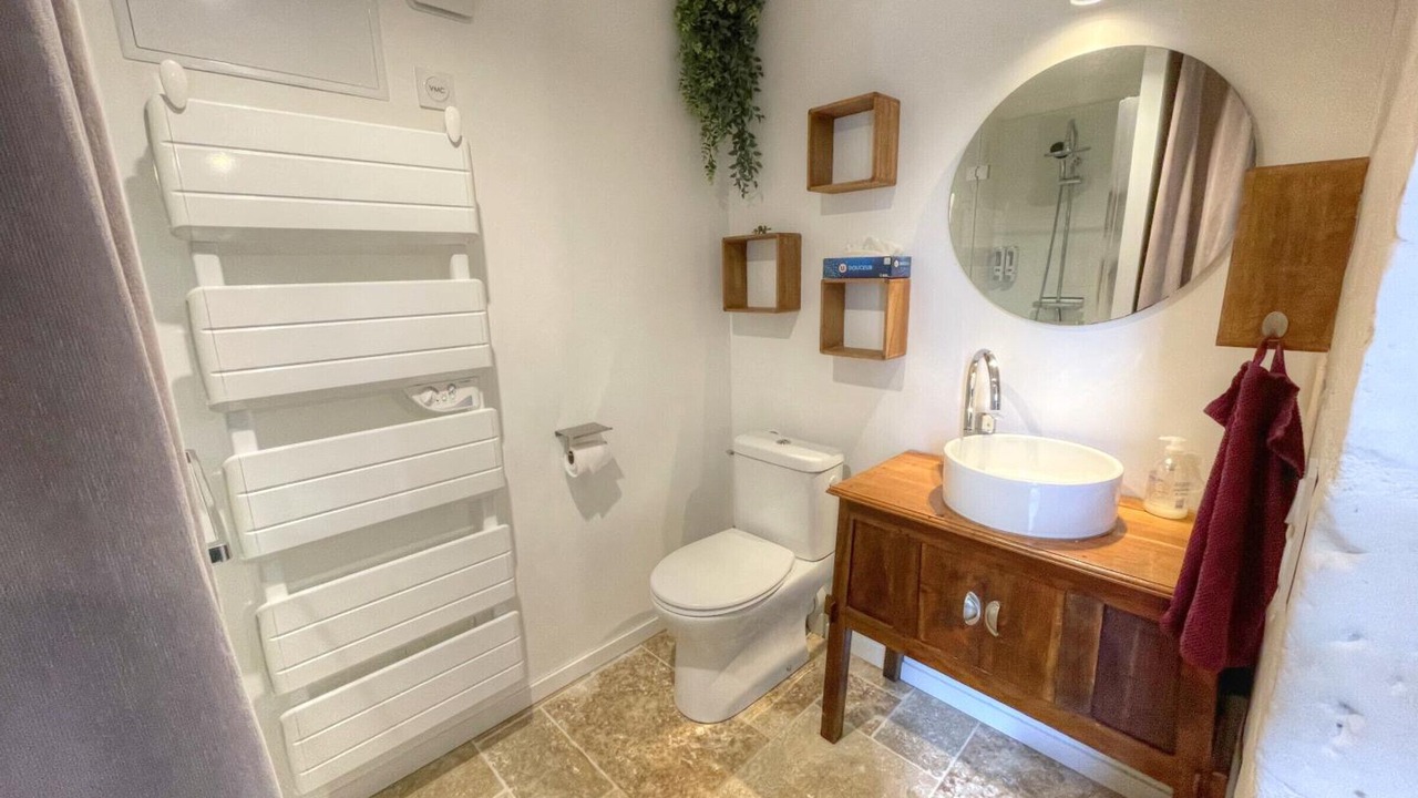 Photo of Bathroom in La Chapelle-sur-Loire