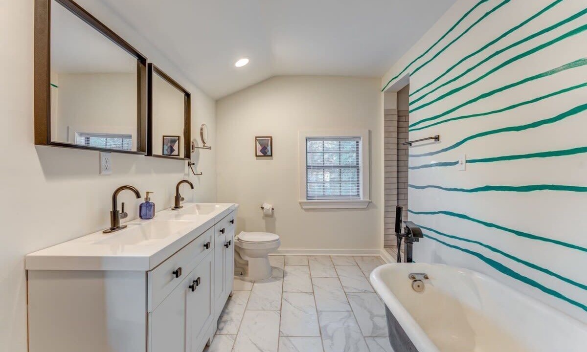 Photo of Bathroom in Cooper-Young Historic District