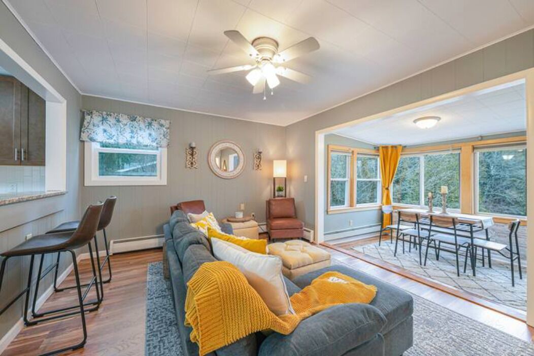 Photo of Livingroom in White Cloud