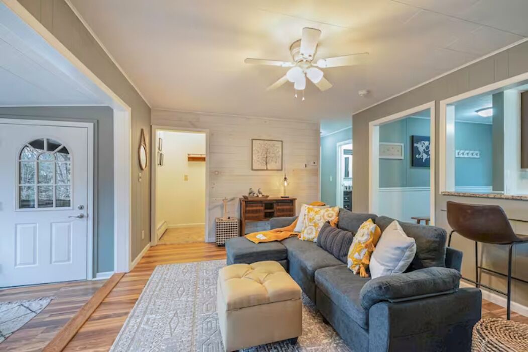 Photo of Livingroom in White Cloud