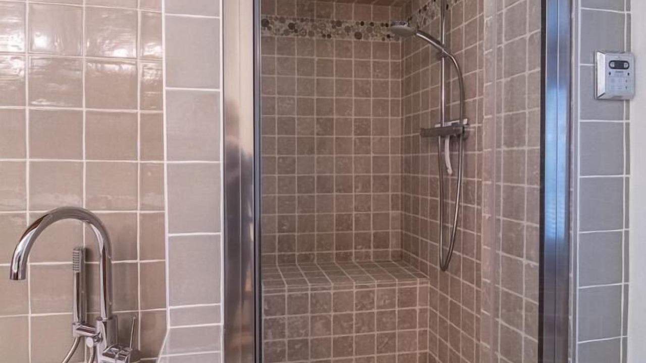 Photo of Bathroom in Charbonnieres-les-Varennes