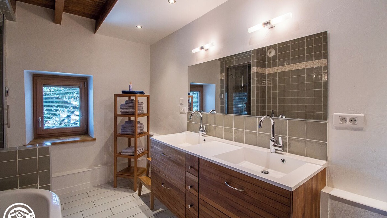 Photo of Bathroom in Charbonnieres-les-Varennes