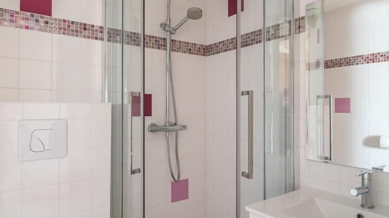 Photo of Bathroom in Charbonnieres-les-Varennes