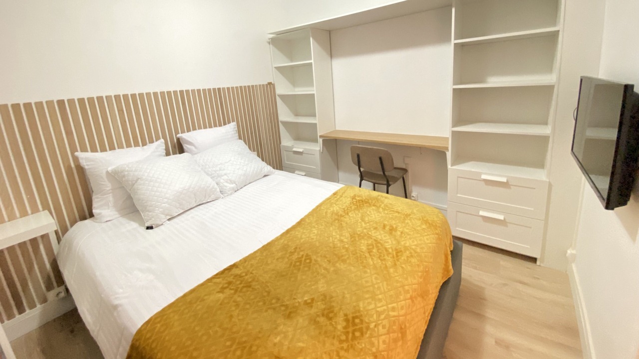 Photo of Bedroom in Graslin - Commerce