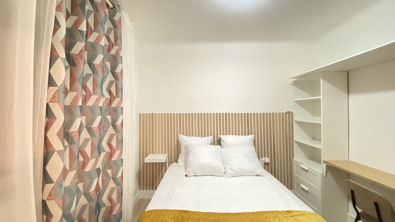 Photo of Bedroom in Graslin - Commerce