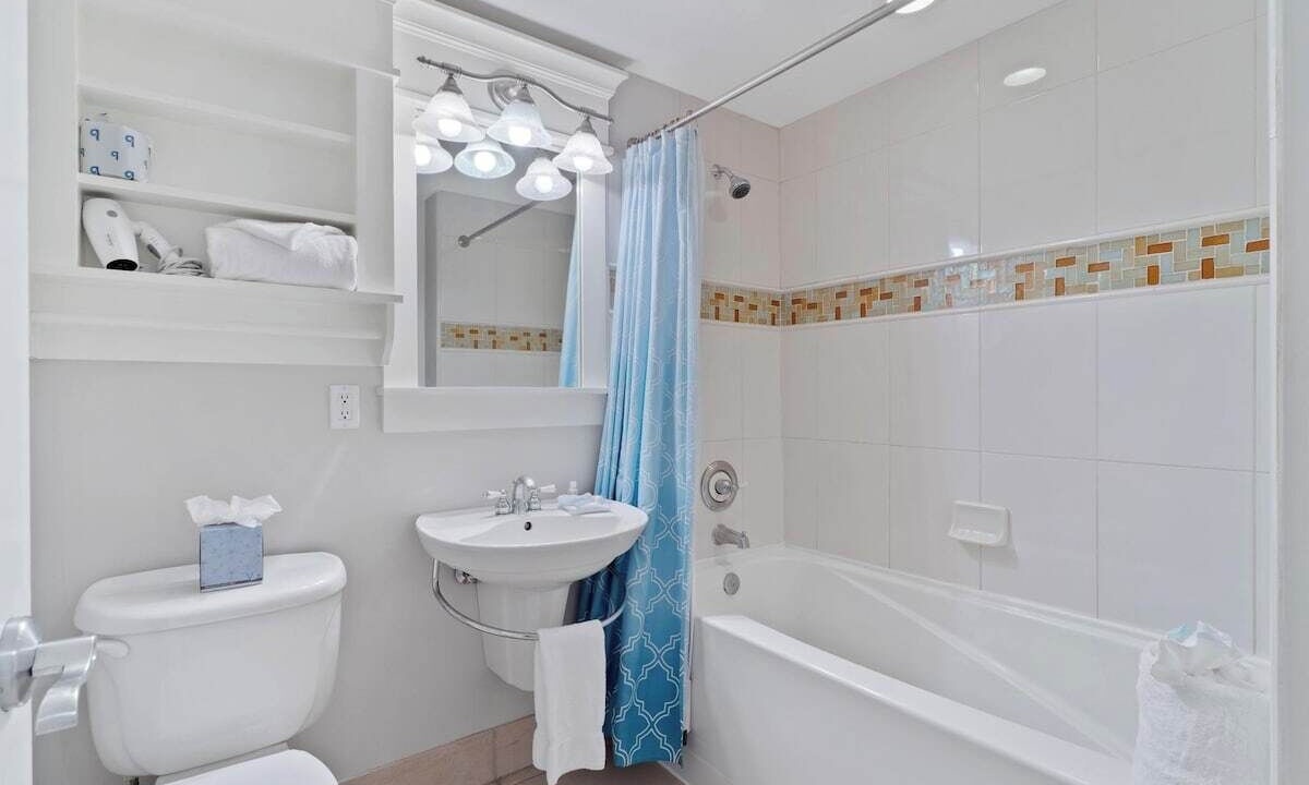 Photo of Bathroom in Baytowne Wharf