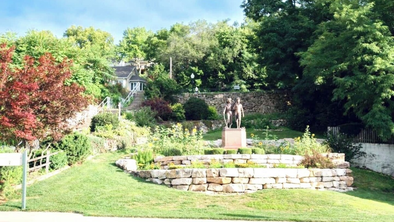 Photo of Others in Hannibal