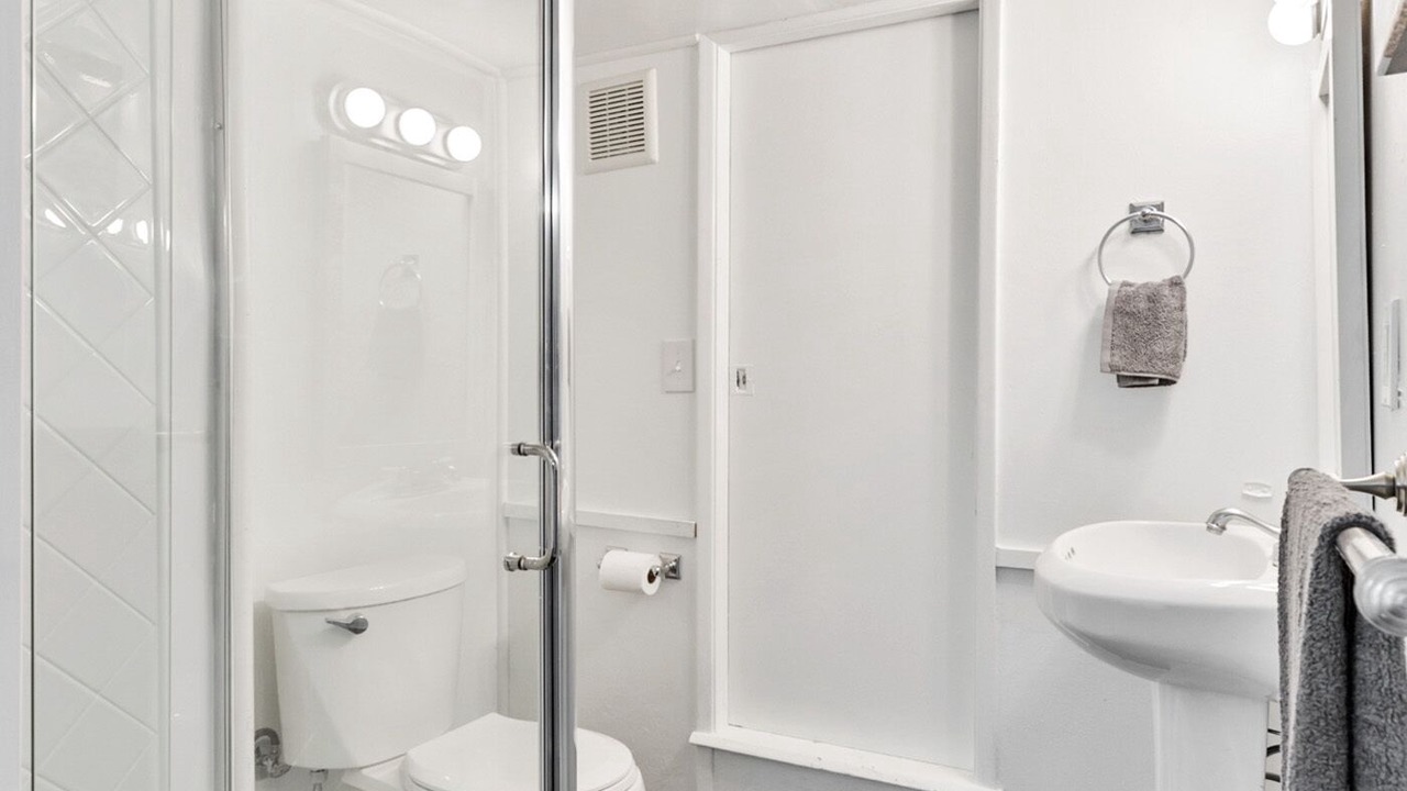 Photo of Bathroom in Bitter Lake