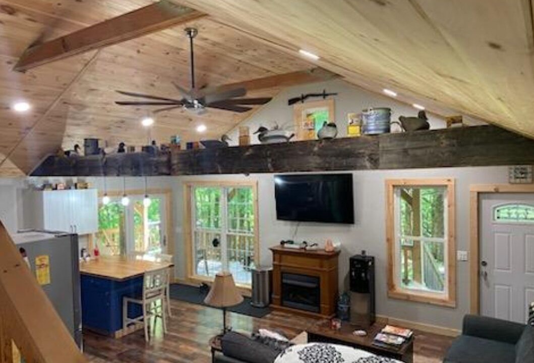 Photo of Livingroom in Town of Amboy