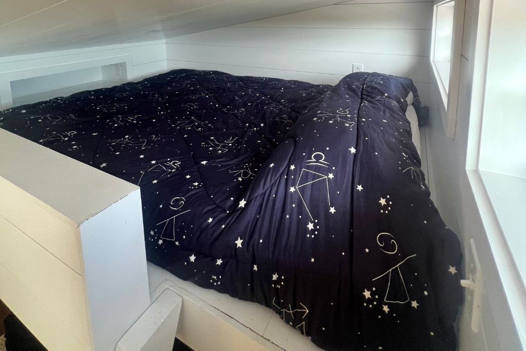 Photo of Bedroom in Lakehills