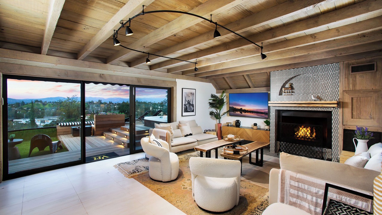 Photo of Livingroom in Woodland Hills