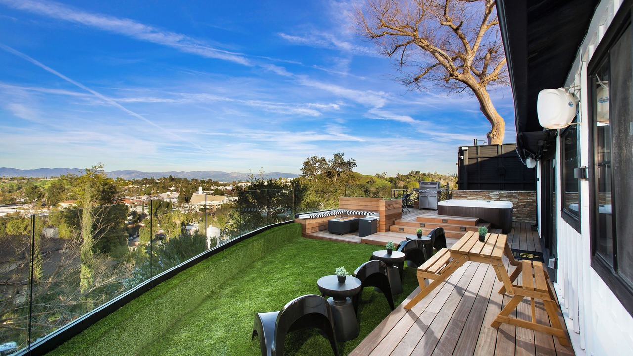 Photo of Outdoor in Woodland Hills