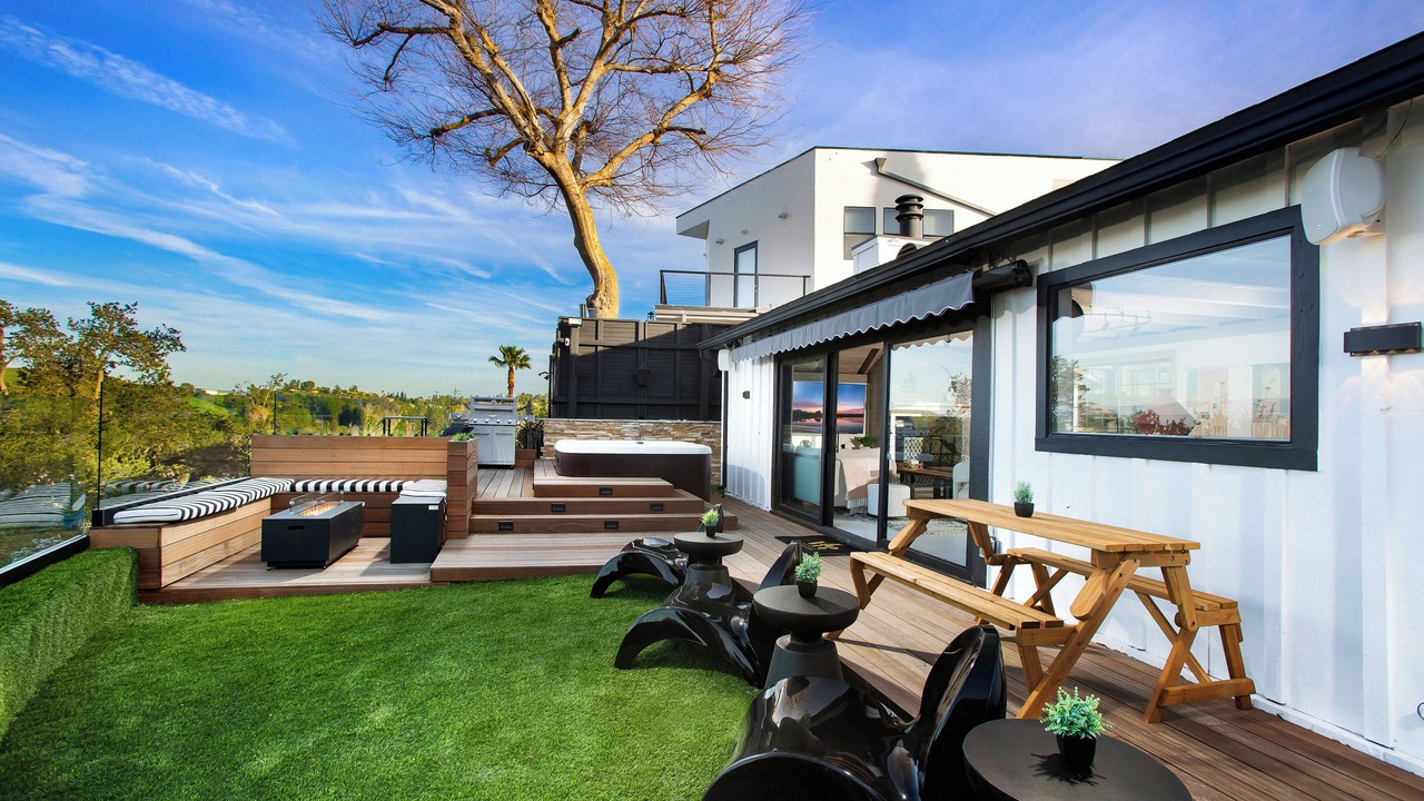 Photo of Outdoor in Woodland Hills