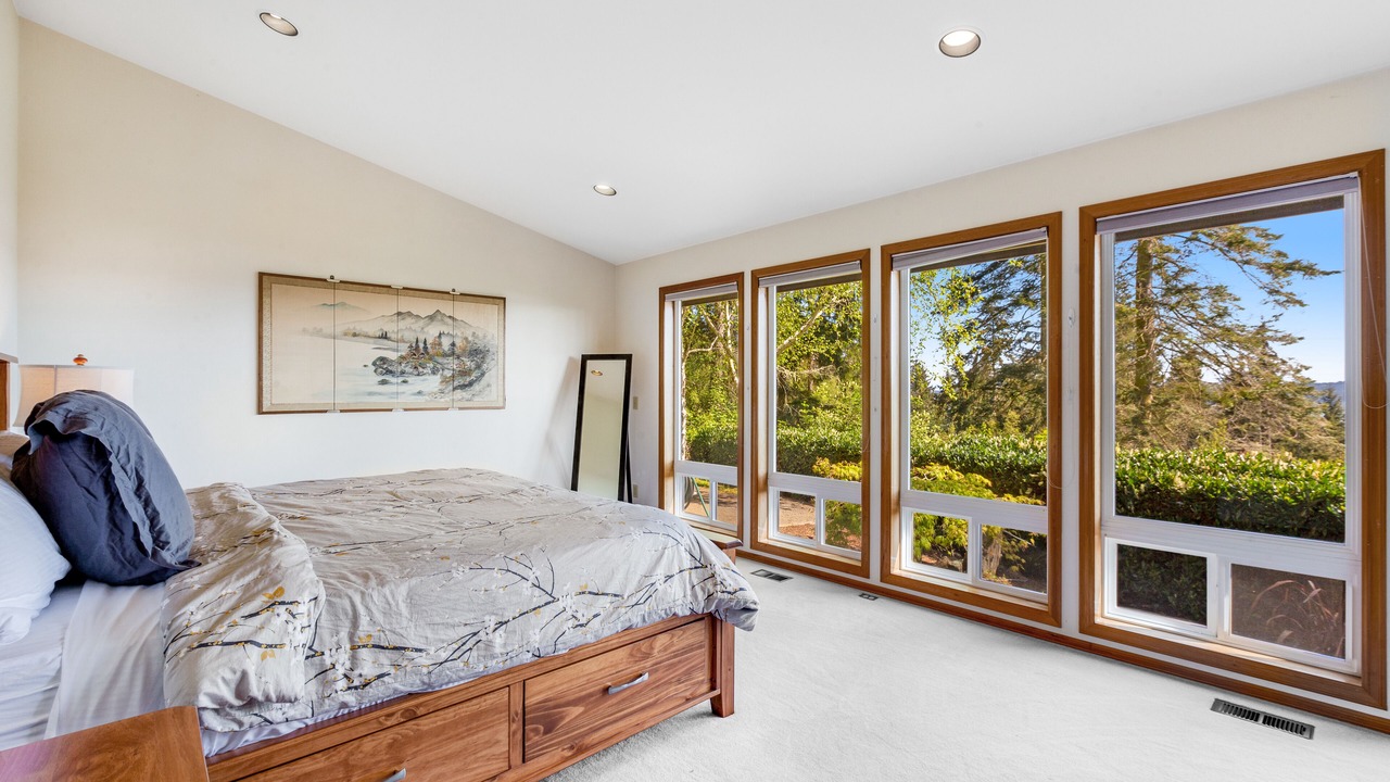 Photo of Bedroom in Oak Harbor