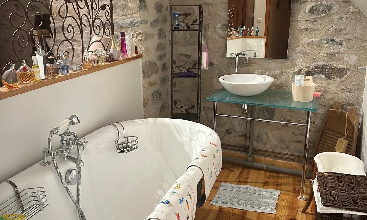 Photo of Bathroom in Florac