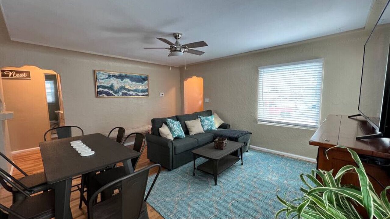 Photo of Livingroom in Central - Terry