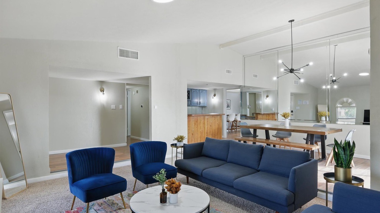 Photo of Livingroom in Northeast Carrollton