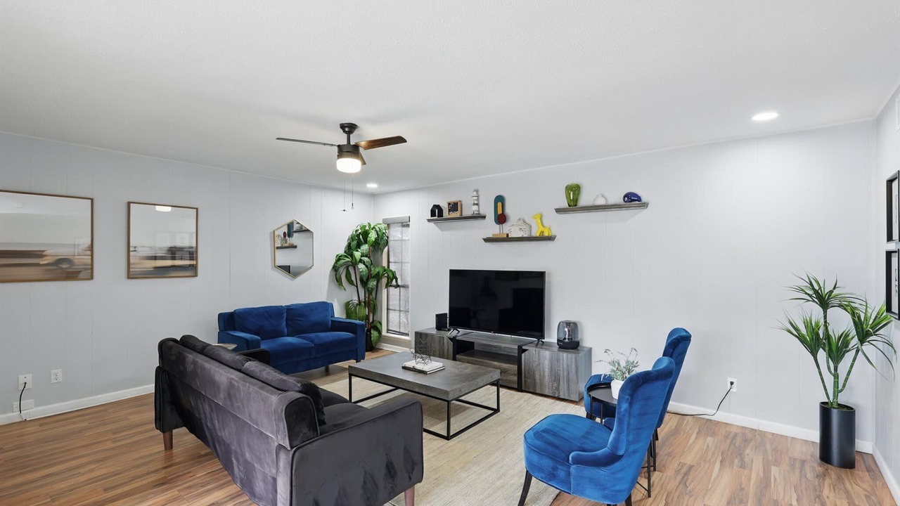 Photo of Livingroom in Northeast Carrollton