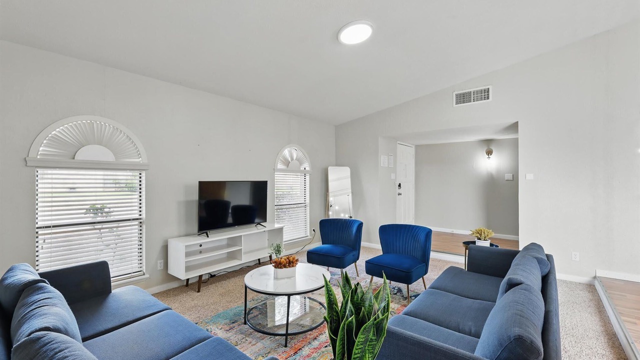 Photo of Livingroom in Northeast Carrollton
