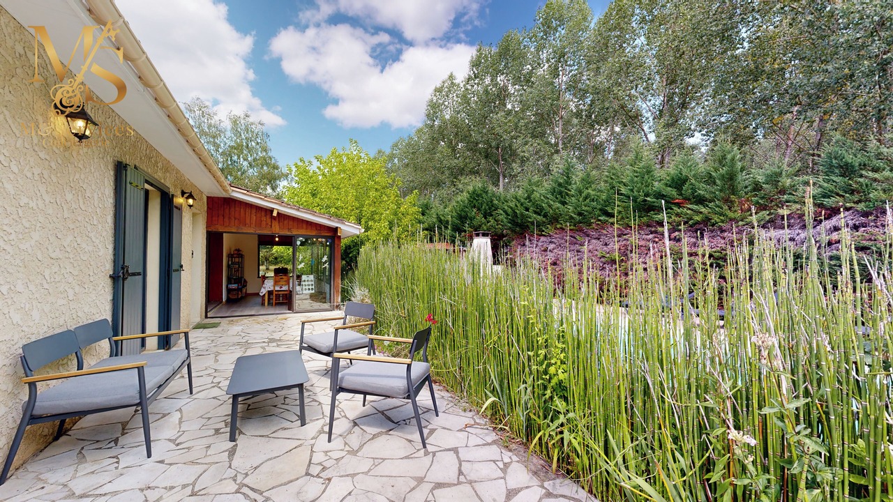 Photo of Patio Balcony in Saint-Laurent-des-Hommes