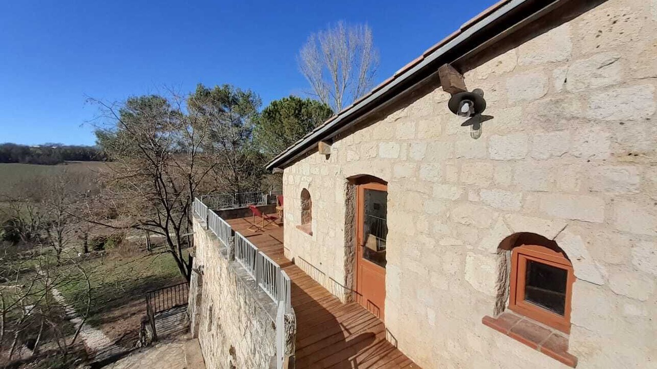 Photo of Patio Balcony in L'Isle-Bouzon