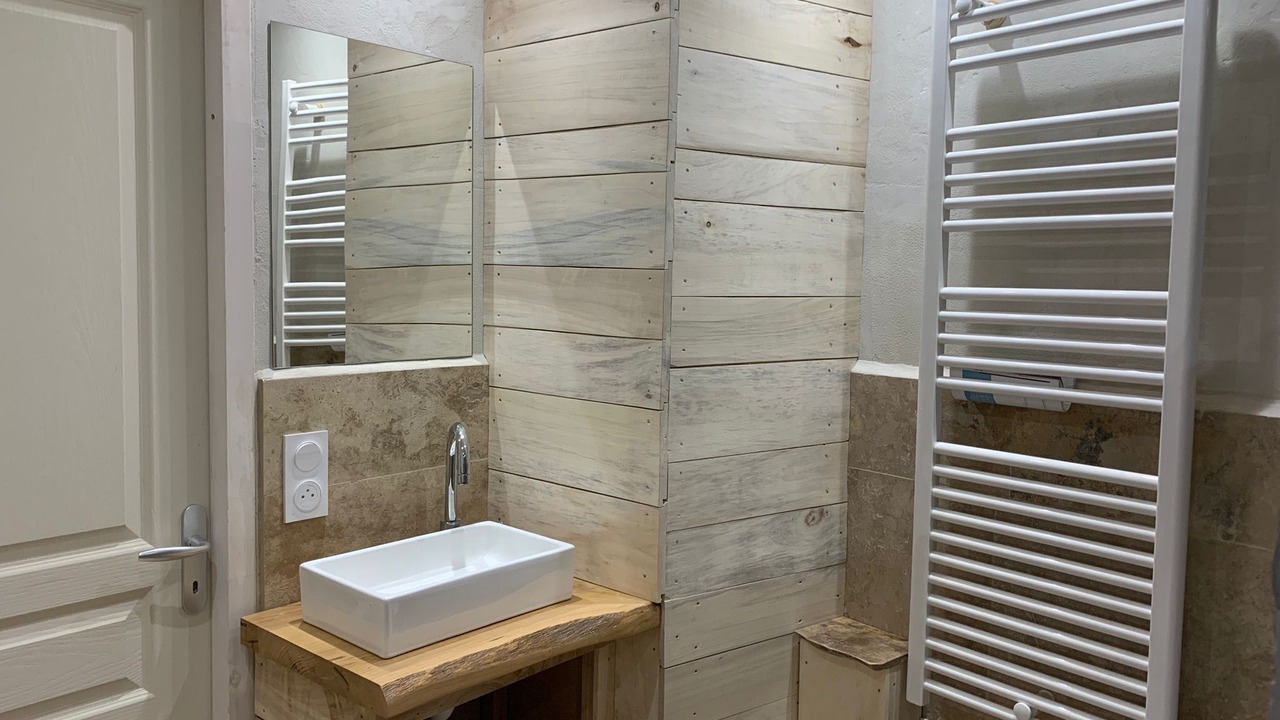 Photo of Bathroom in L'Isle-Bouzon