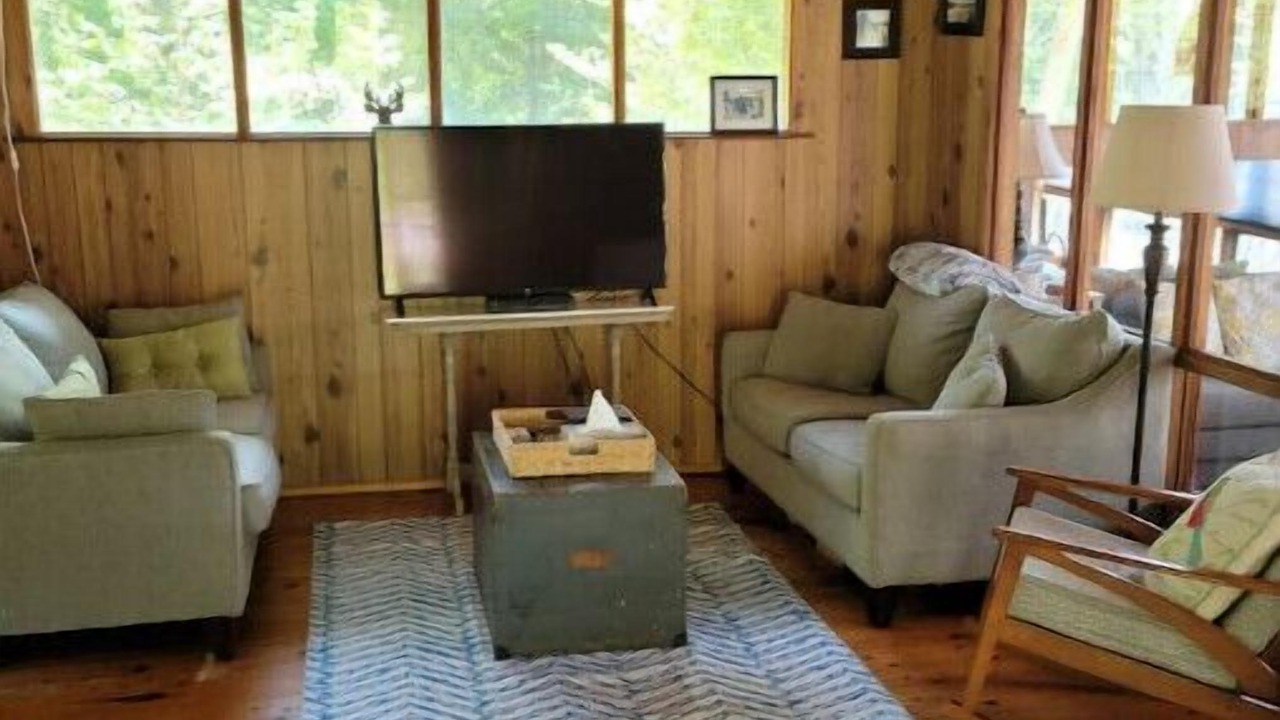Photo of Livingroom in Quinte West