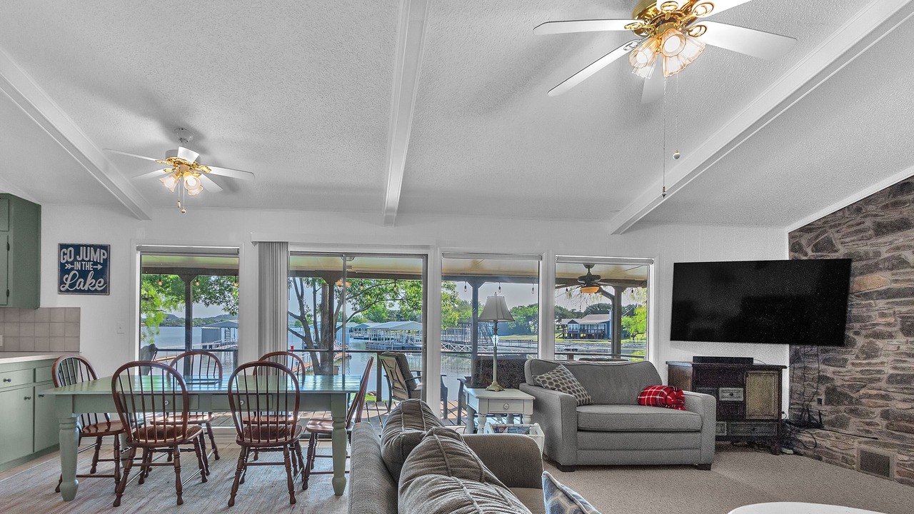 Photo of Livingroom in Graford