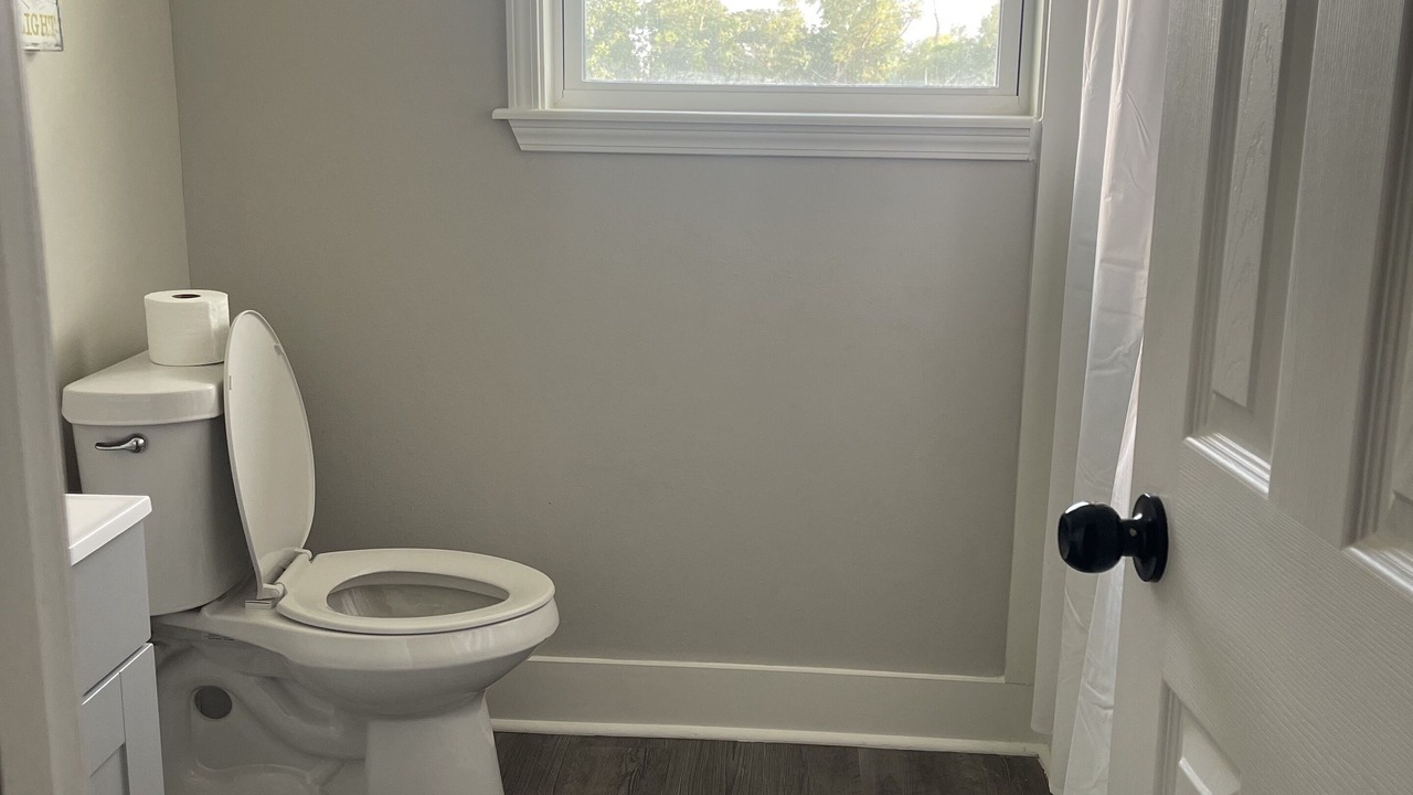 Photo of Bathroom in Kenner - Louis Armstrong International Airport