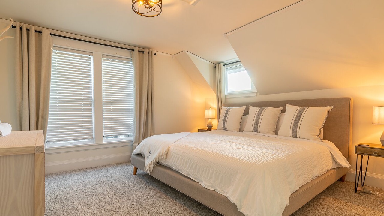 Photo of Bedroom in The Bowl of Edmonds