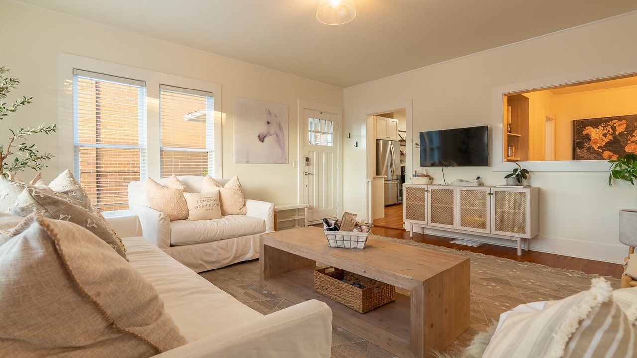 Photo of Livingroom in The Bowl of Edmonds