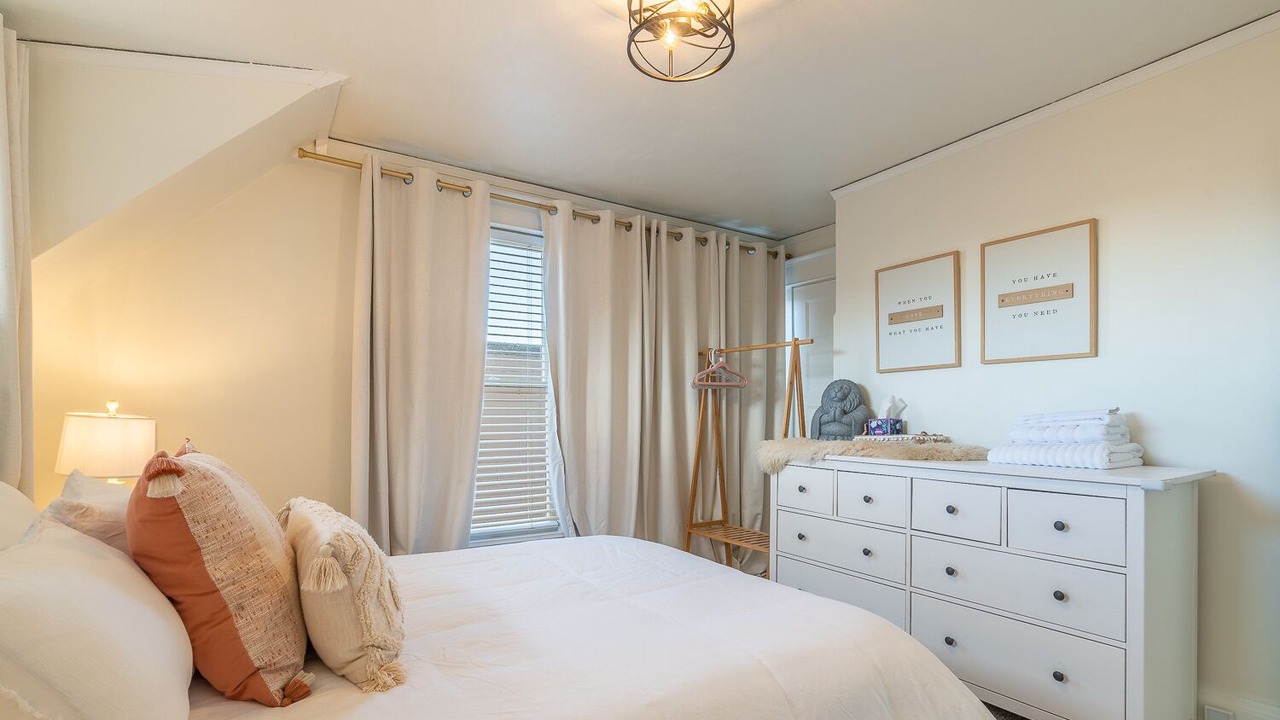 Photo of Bedroom in The Bowl of Edmonds