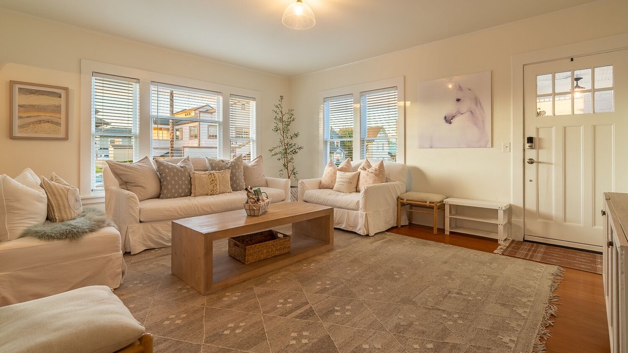 Photo of Livingroom in The Bowl of Edmonds