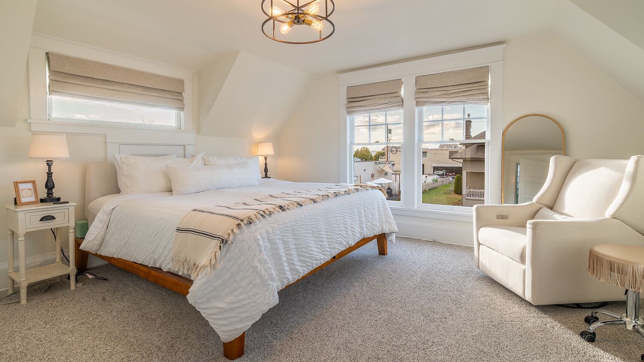 Photo of Bedroom in The Bowl of Edmonds