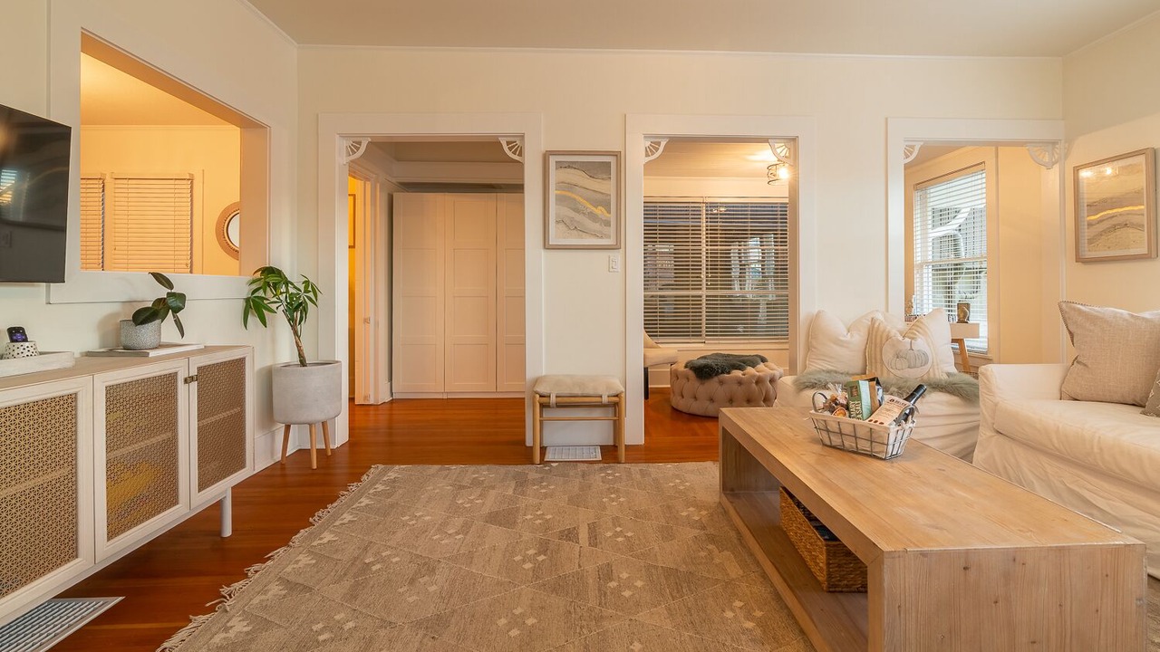 Photo of Livingroom in The Bowl of Edmonds