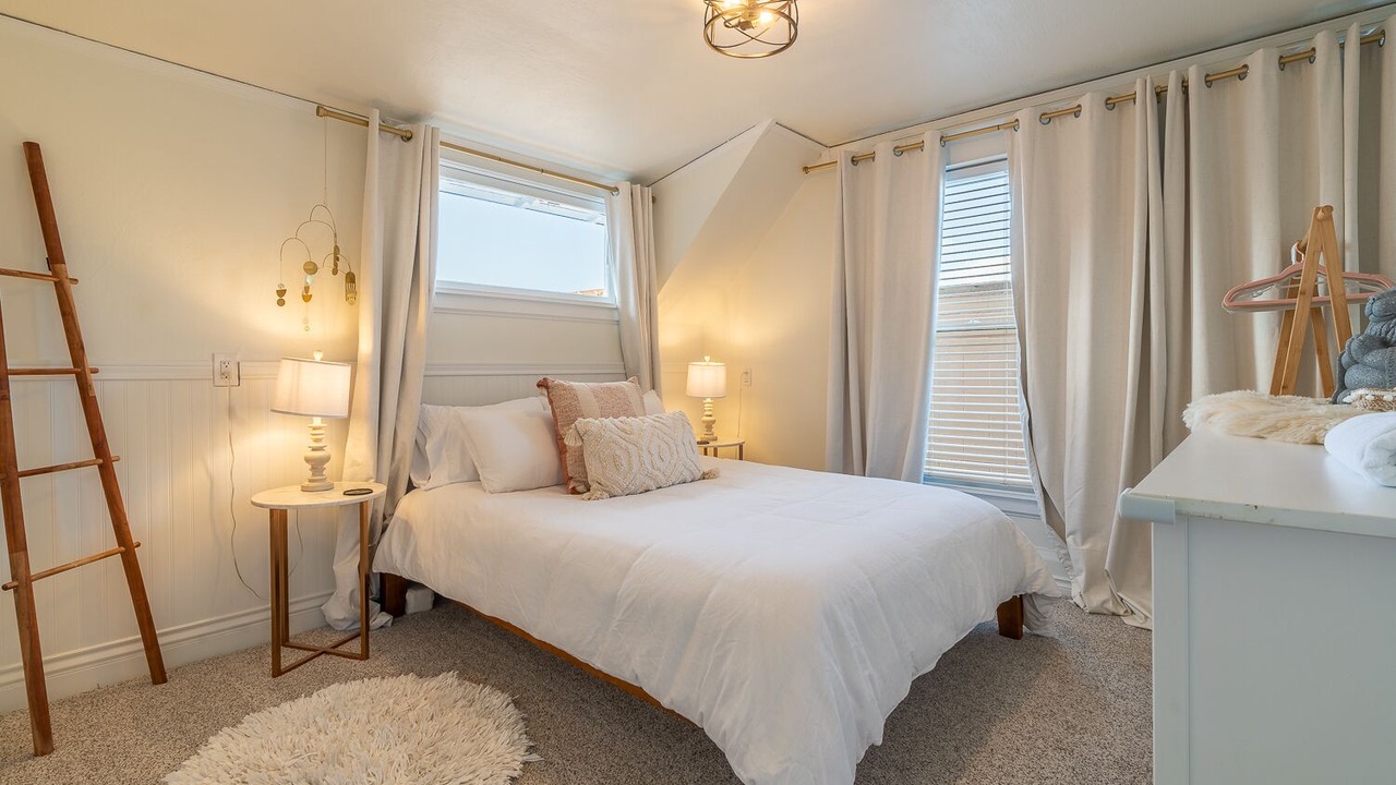 Photo of Bedroom in The Bowl of Edmonds