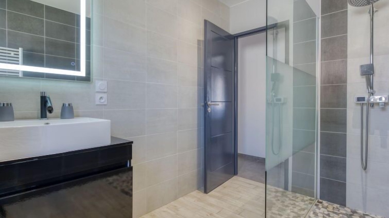 Photo of Bathroom in Lesparre-Medoc