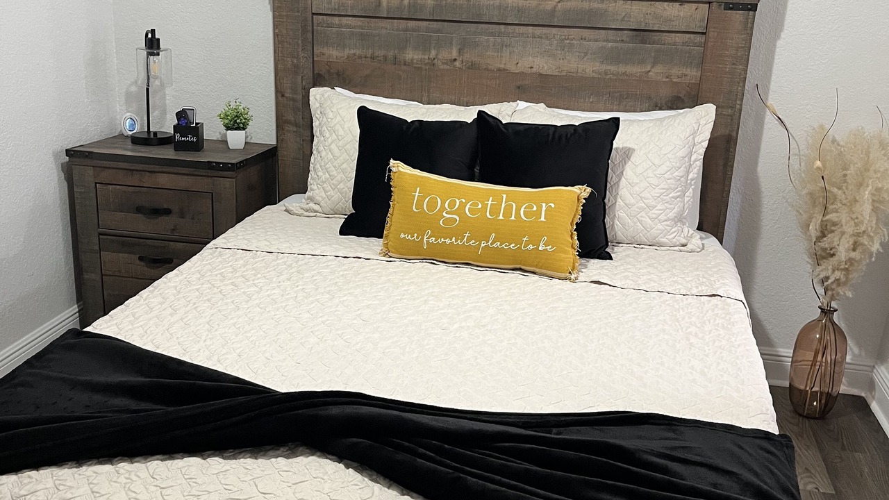 Photo of Bedroom in Town N County Park